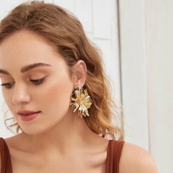 3/$30 💛 Exaggerated Flower Stud Earrings - Picture 7 of 7